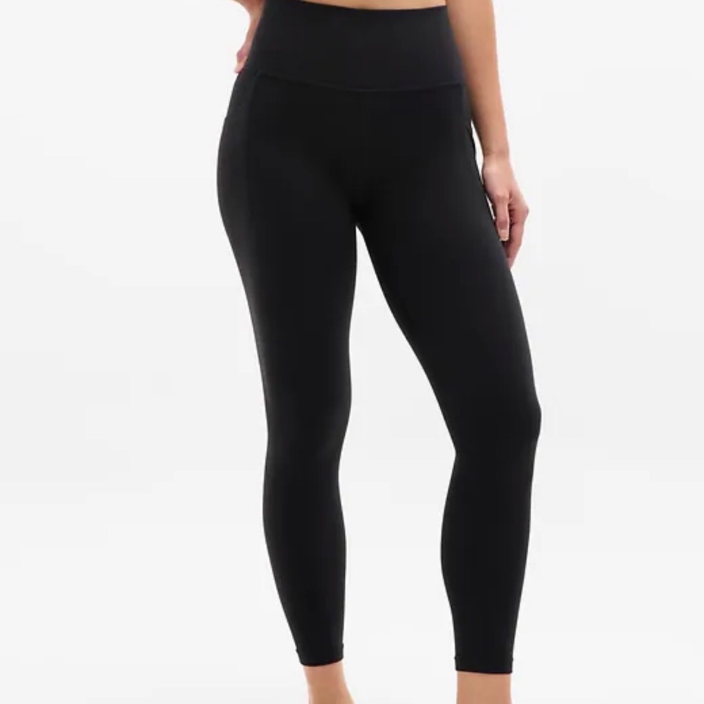 Athleta Black Salutation Stash II 7/8ths tight